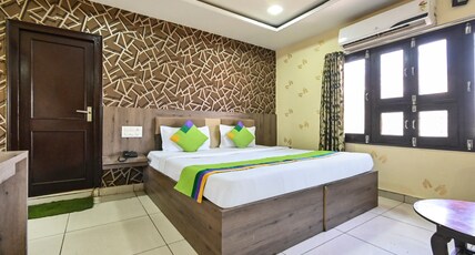 Treebo Siddharth Room Type - Deluxe Room