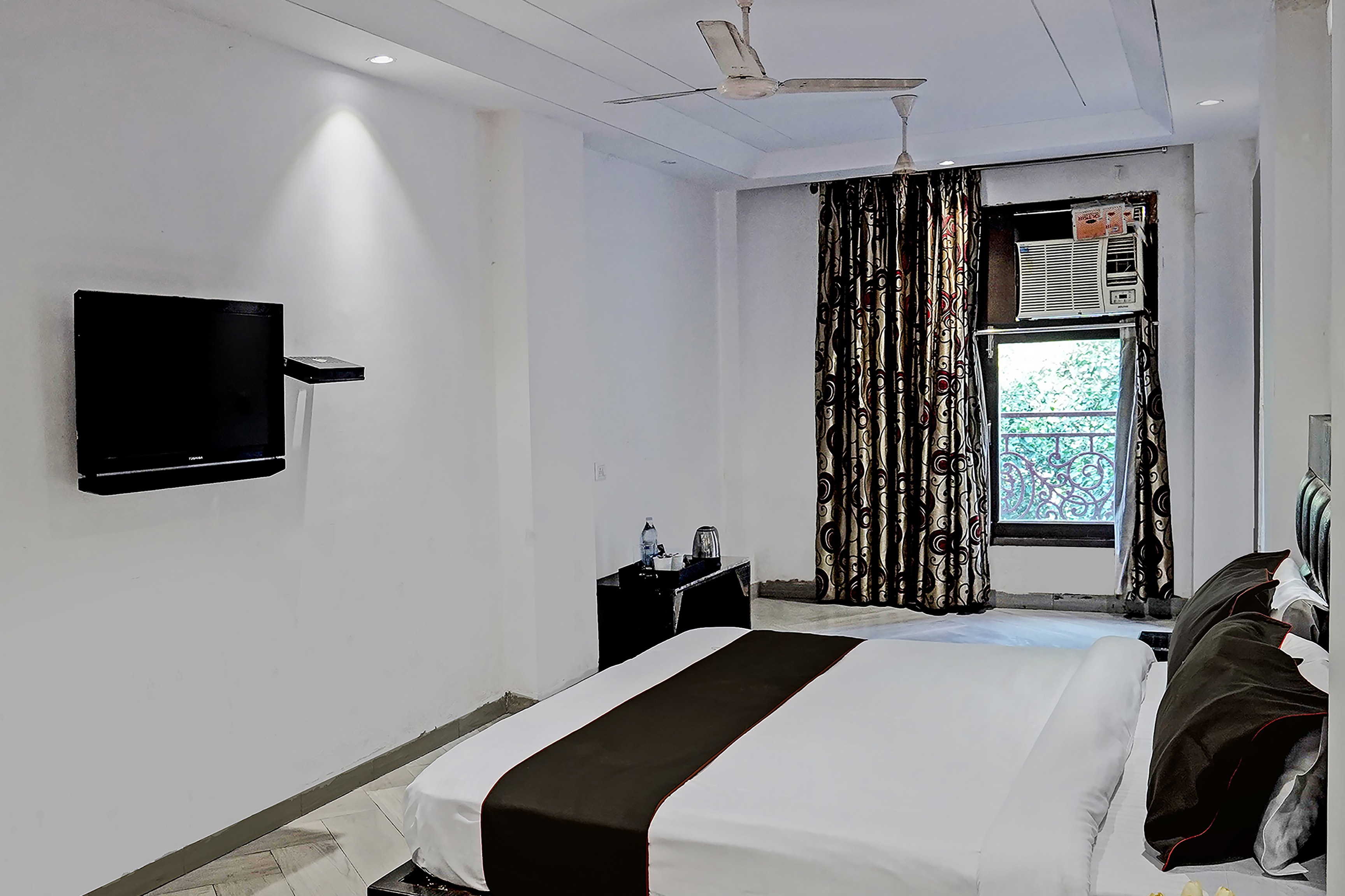 Townhouse Hotel Lotus Palace - Tap to explore photos