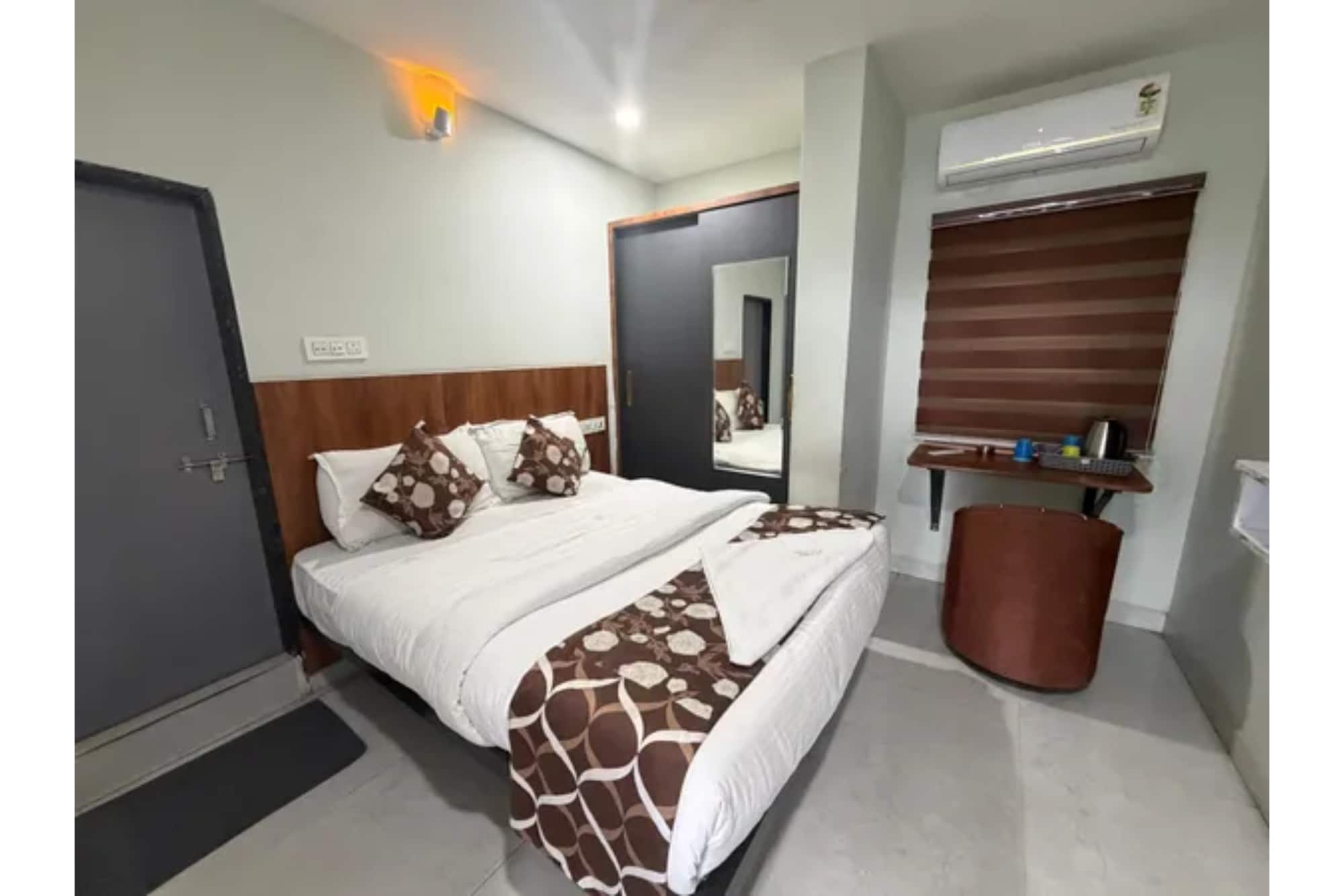 FabHotel New Srinika Premium - Tap to explore photos