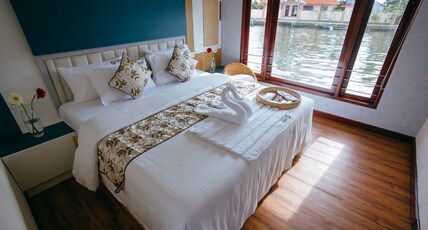 Cosy Houseboats Room Type - Luxury Room in Houseboat Full time ac