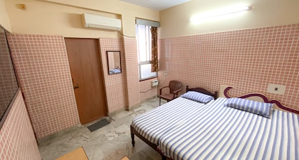 HOTEL SURATH PALACE Room Type - TRIPLE BED NON AC HOTEL SURATH PALACE Room Type - TRIPLE BED NON AC