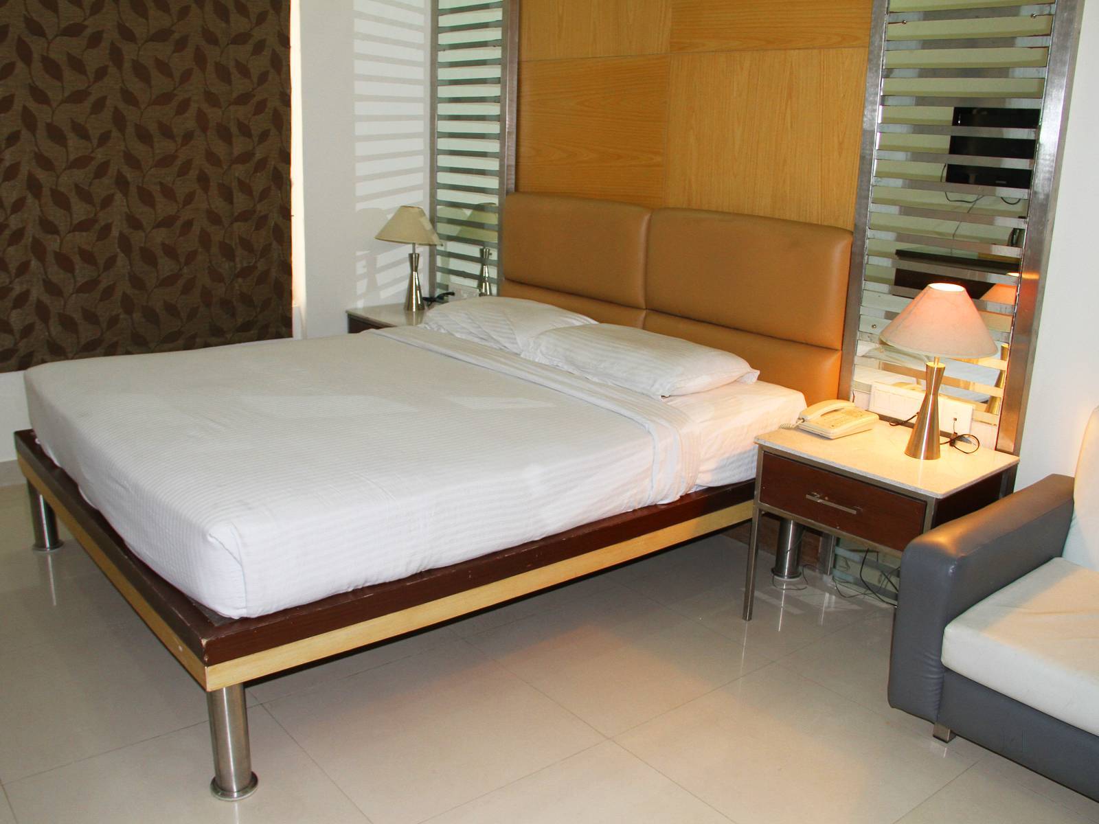 Sandesh Kingston - Tap to explore photos