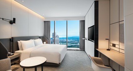 Crowne Plaza QUANZHOU RIVERVIEW Room Type - 1 King Standard River View Lounge Access Crowne Plaza QUANZHOU RIVERVIEW Room Type - 1 King Standard River View Lounge Access
