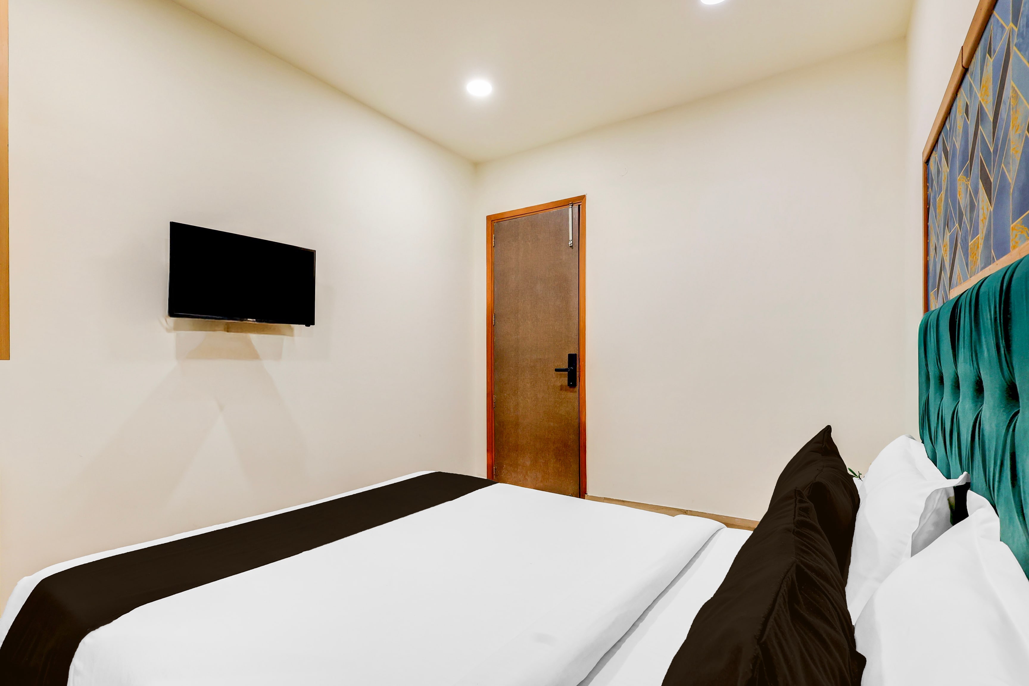 Super Townhouse Hotel Silver Saffron - Tap to explore photos