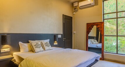 Samarpan Stays | Boutique Luxury Retreat near Bhimtal & Kainchi Dham Room Type - Honeymoon Suite