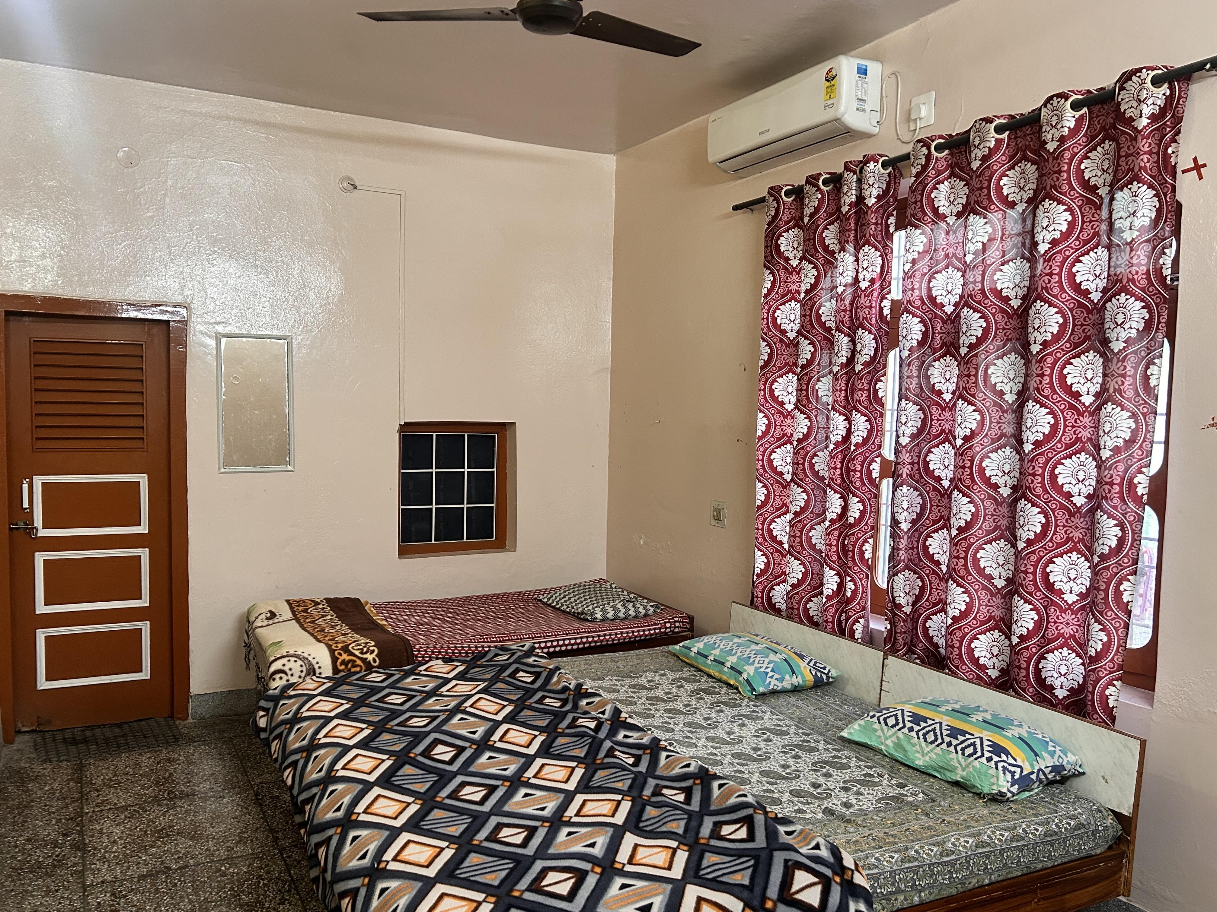 Shubham Paying Guest House - Tap to explore photos