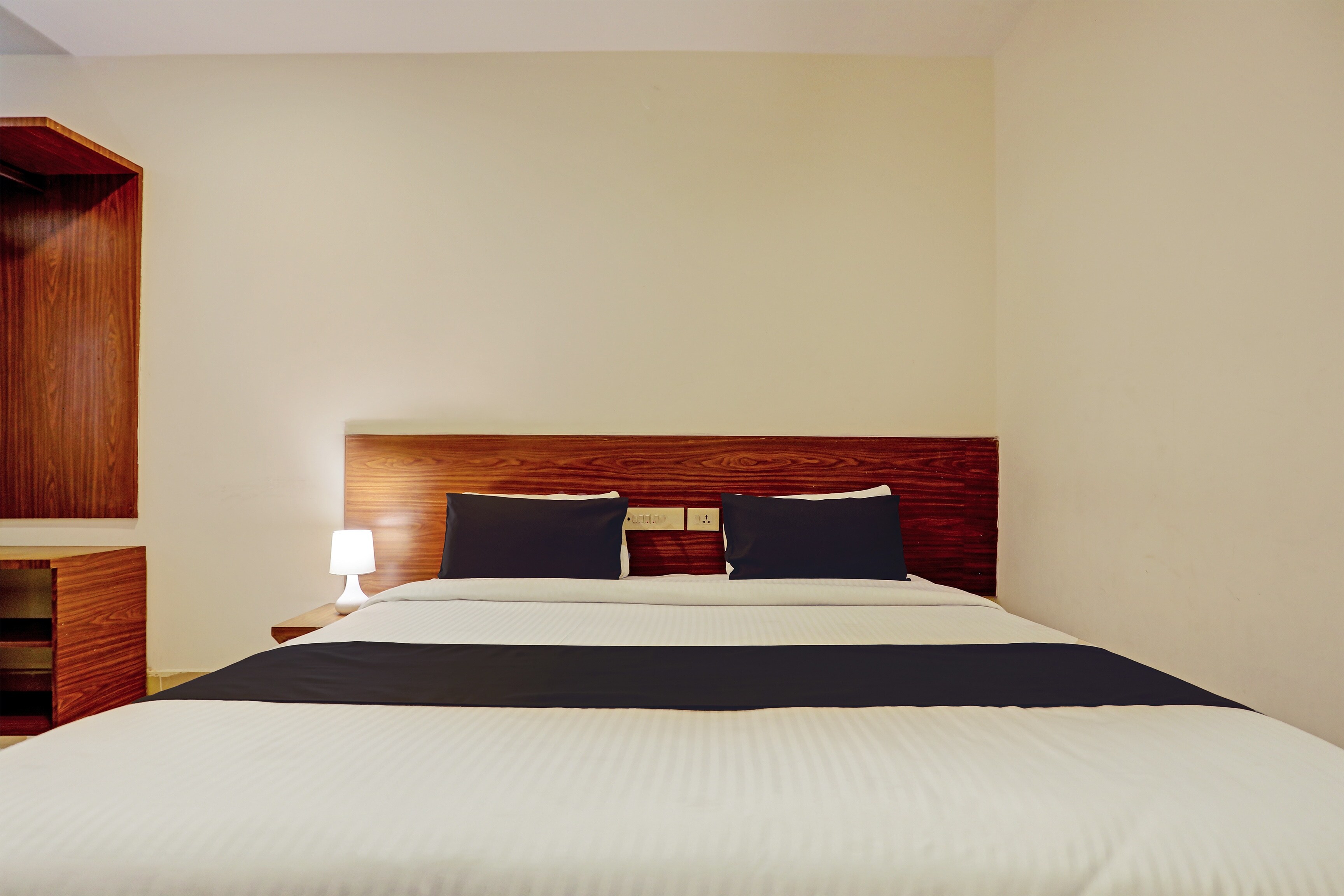 Collection O SSR Royal Suites - Tap to explore photos