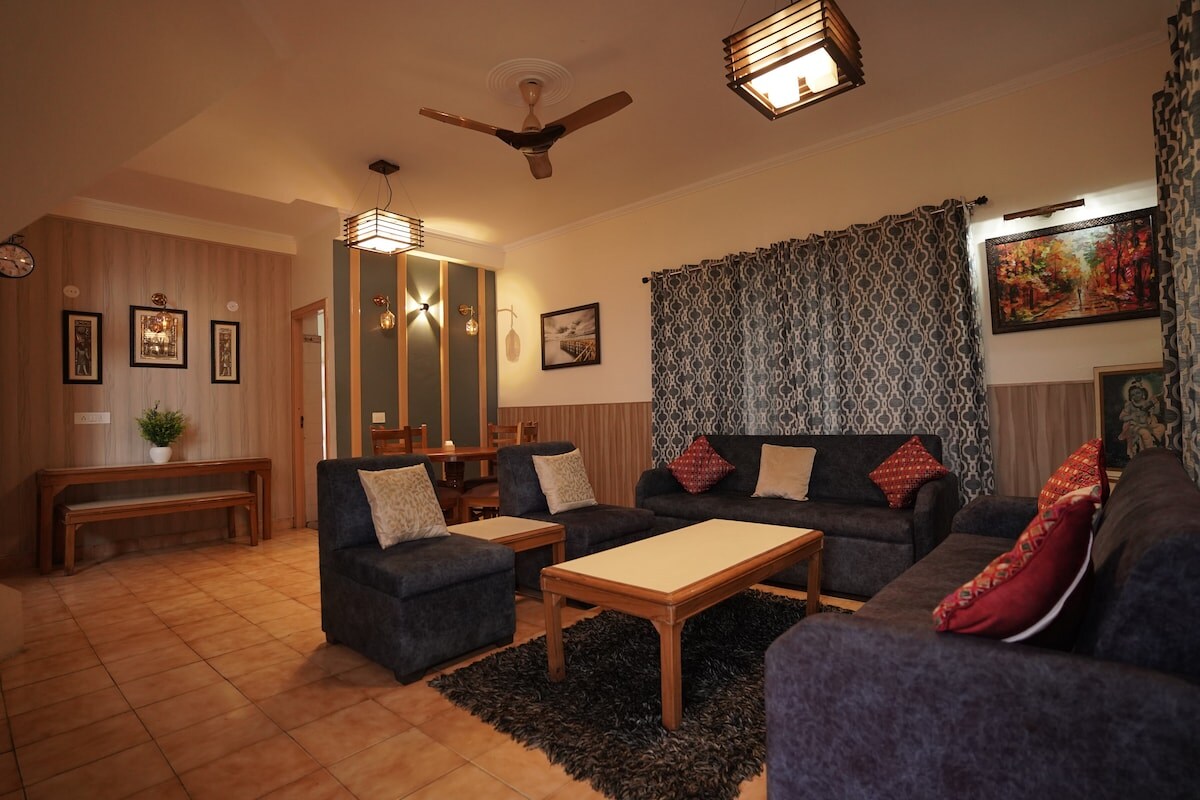 3 bedroom cottage with bonfire - Tap to explore photos