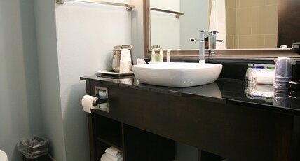 Holiday Inn Express & Suites CORPUS CHRISTI (NORTH) Room Type - 2 Queen Suite Additional Living Area