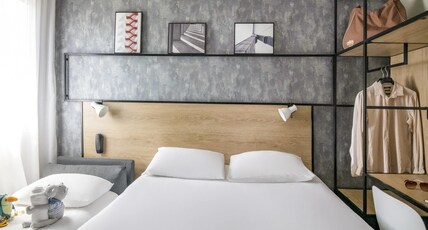 ibis Gap Centre Room Type - Room with 1 double bed + 1 extra bed equipped with the new bedding