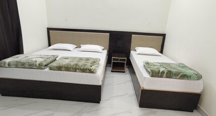 Aditya Home Stay Room Type - Deluxe Triple Bedroom 02