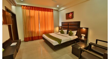 Dee Intercontinental 5 mint walk from Golden Temple with Vallet Parking Room Type - Deluxe room