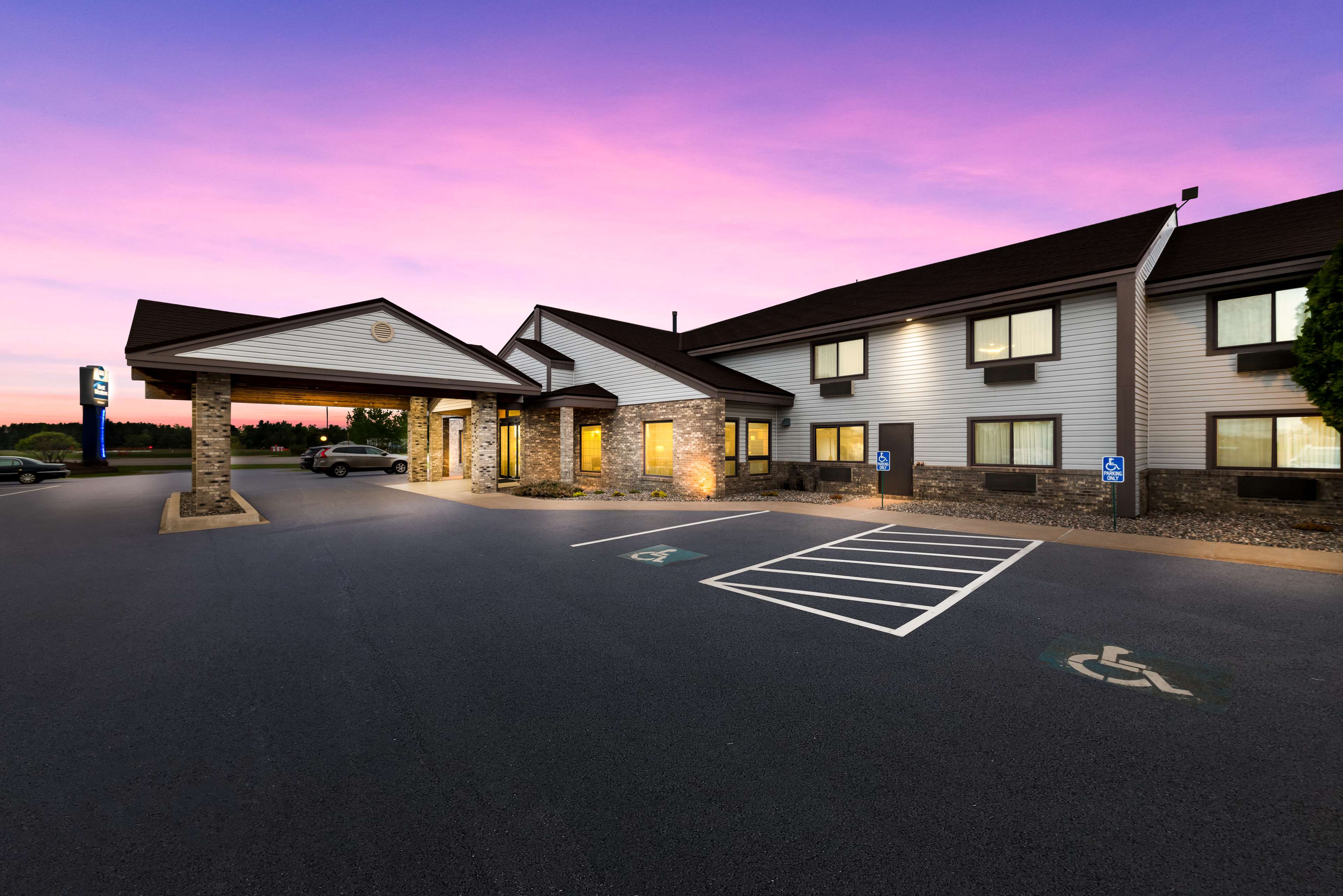 Best Western Derby Inn - Tap to explore photos