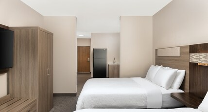 Holiday Inn Express Hotel & Suites NORTH SEQUIM, an IHG Hotel Room Type - 2 Queen Suite Extra Floor Space