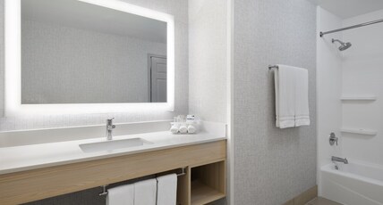 Holiday Inn Express Ft Bragg, an IHG Hotel Room Type - 1 King Bed Suite Comm Access Balcony