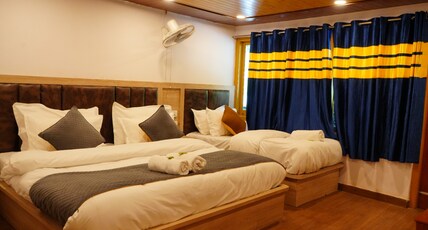 Hotel RL Dreamland Room Type - Super Deluxe Triple with Balcony and forest view