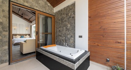 Echor Noah Villa Tirthan Valley, Banjar Room Type - The Sunset Studio with Balcony (River View)