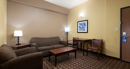 Holiday Inn Express & Suites GEORGE WEST Room Type - 1 King Bed Suite