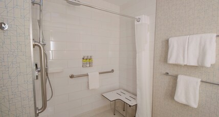 Holiday Inn Express & Suites MANASSAS Room Type - 1 King Bed Standard
