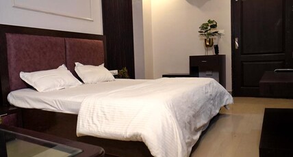 Hotel Prateek Plaza Room Type - Deluxe Room