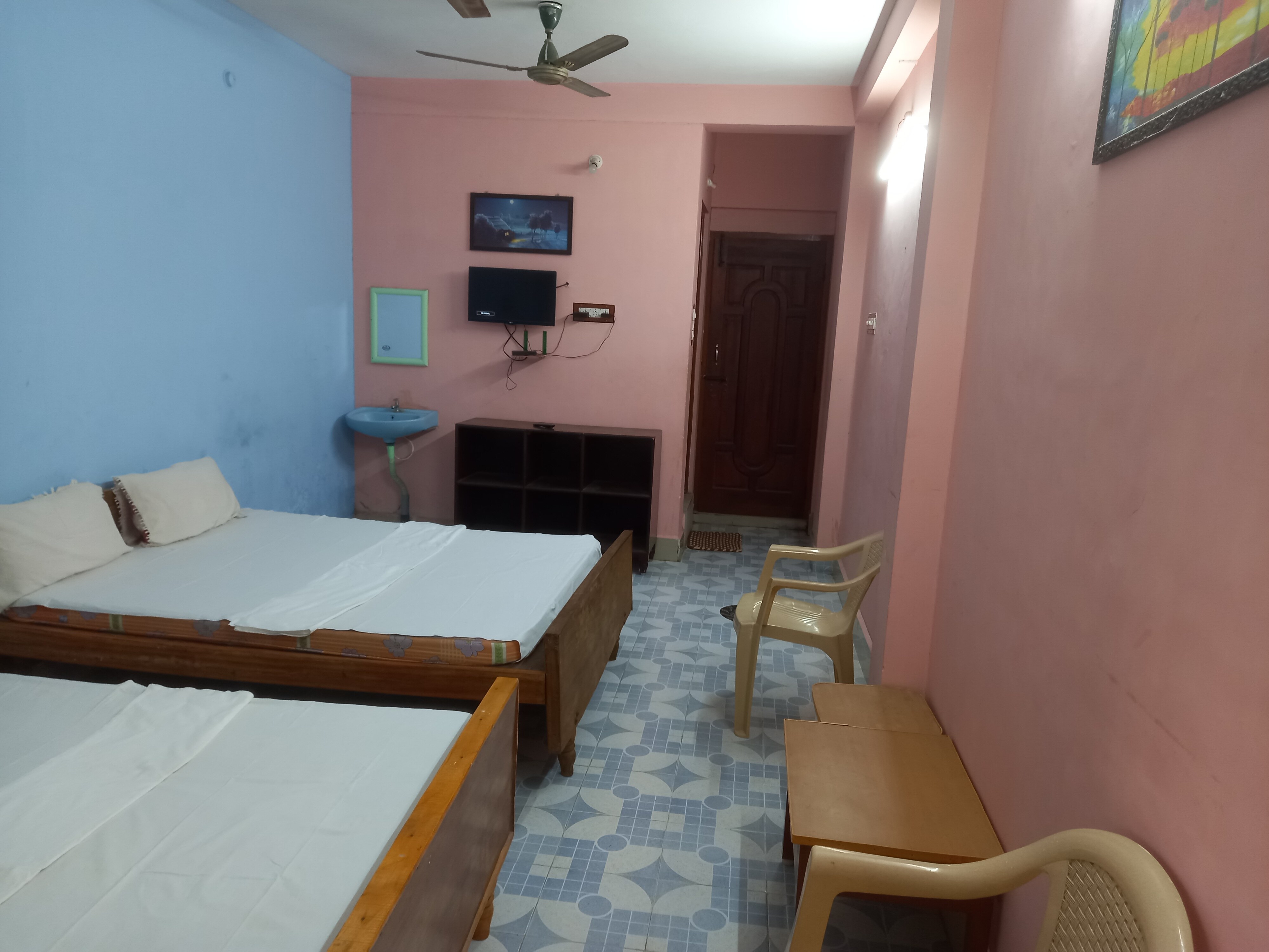 Pari Residential Lodge - Temple View Hotel - Tap to explore photos