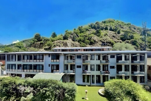 Hotel Pine Grove Near to Dal Lake