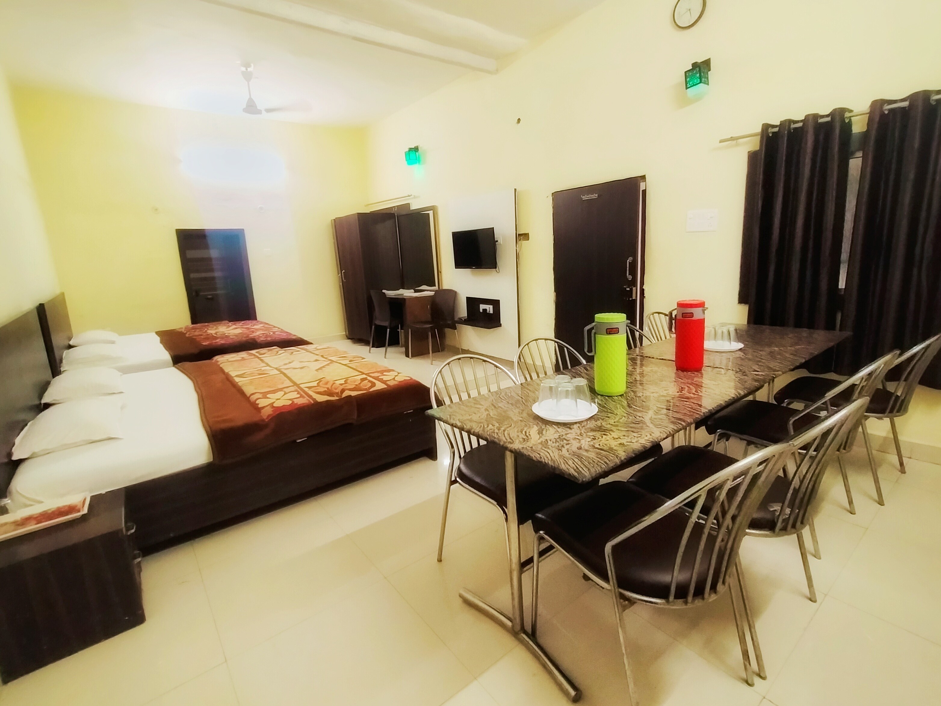 Hotel Svarnima - Tap to explore photos