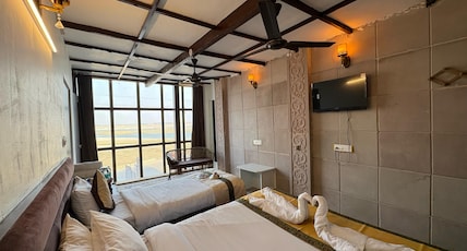 Hotel Ganges Majestic Room Type - Luxury Triple Room (Ganga View) Hotel Ganges Majestic Room Type - Luxury Triple Room (Ganga View)