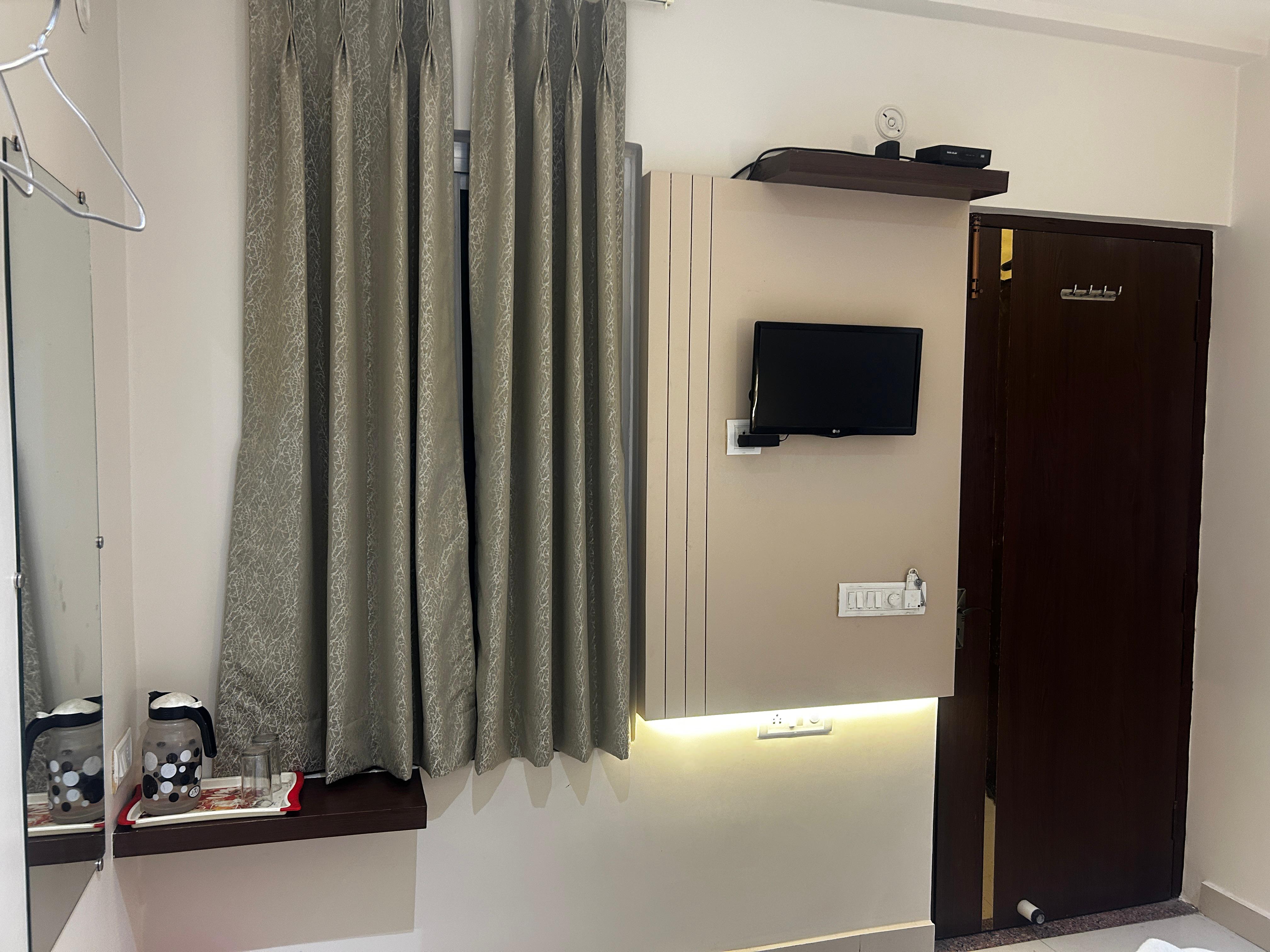 Hotel Kashi - Tap to explore photos