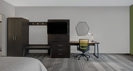Holiday Inn Express MILWAUKEE DOWNTOWN Room Type - 1 King Suite Mobility Accessible Tub