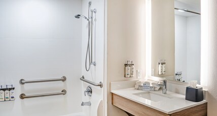Holiday Inn Express and Suites Saint Augustine North Room Type - 1 King Standard Comm Mobil Access Tub