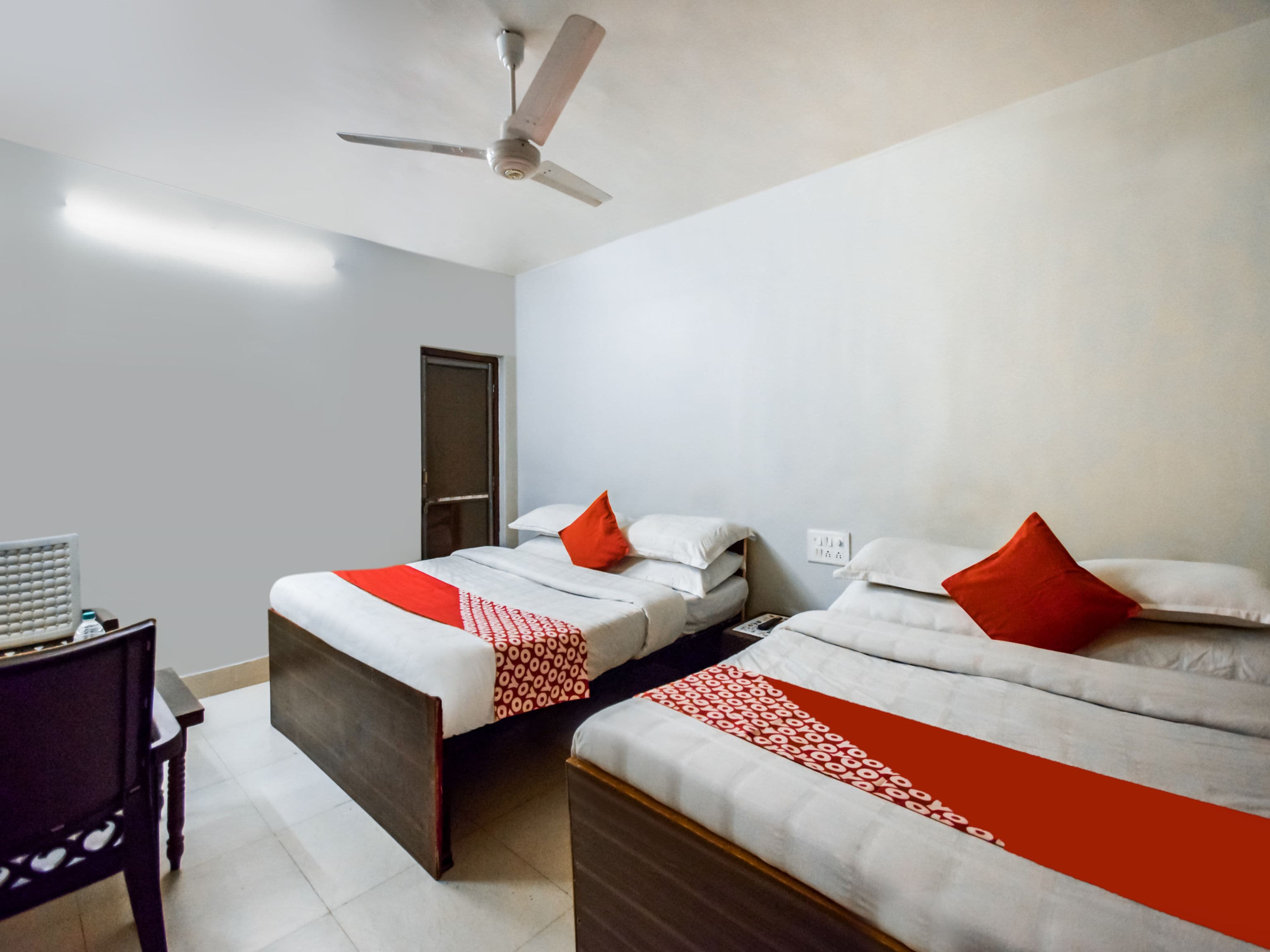 OYO 14851 Brahmbhatt - Tap to explore photos