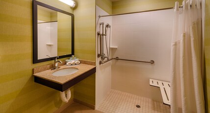 Holiday Inn Express & Suites / Red Bluff - South Redding Area Room Type - 1 King Bd Standard Comm Access Roll Shwr