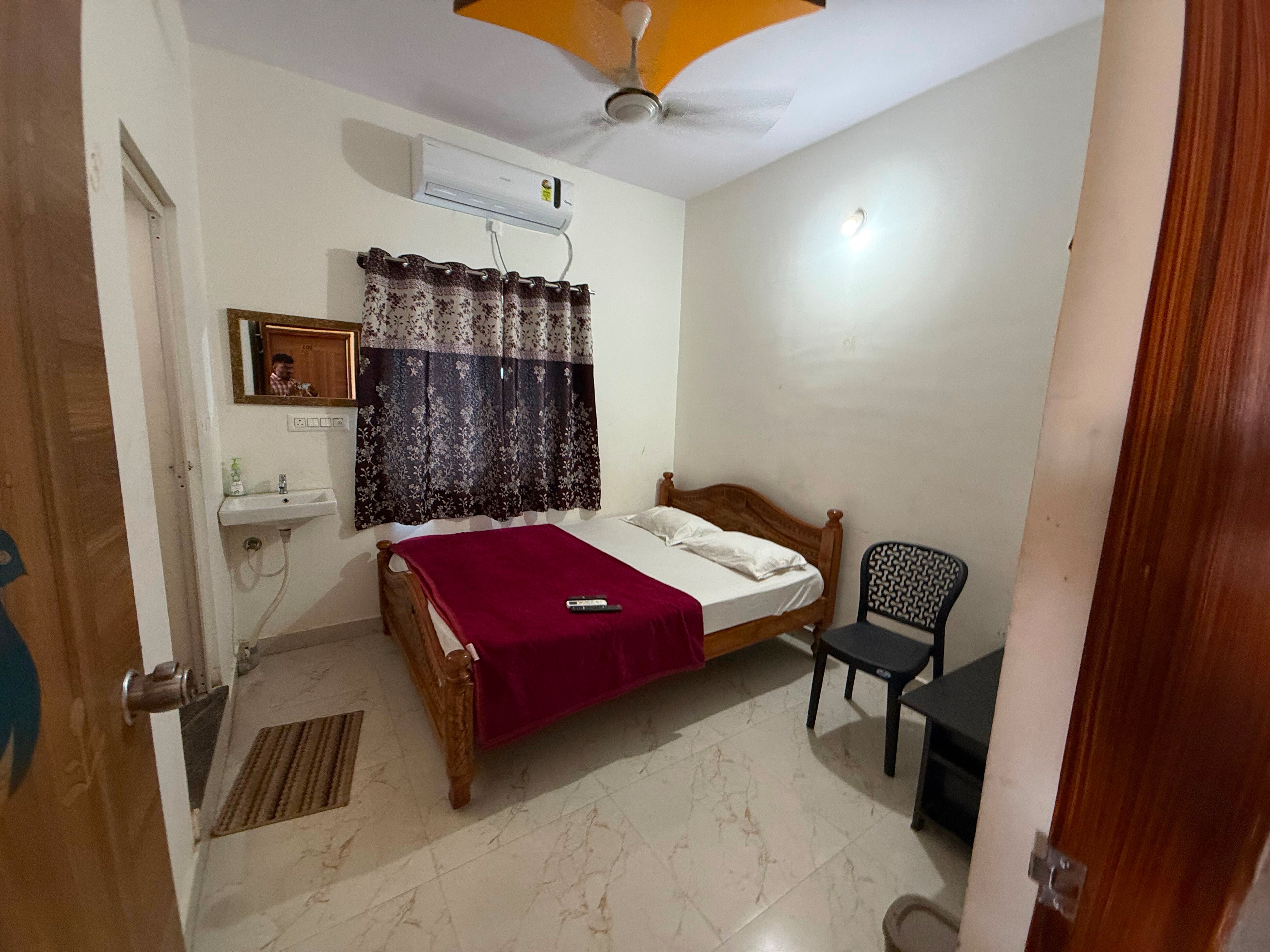 Hotel O GOLDEN LODGE & Rooms - Tap to explore photos
