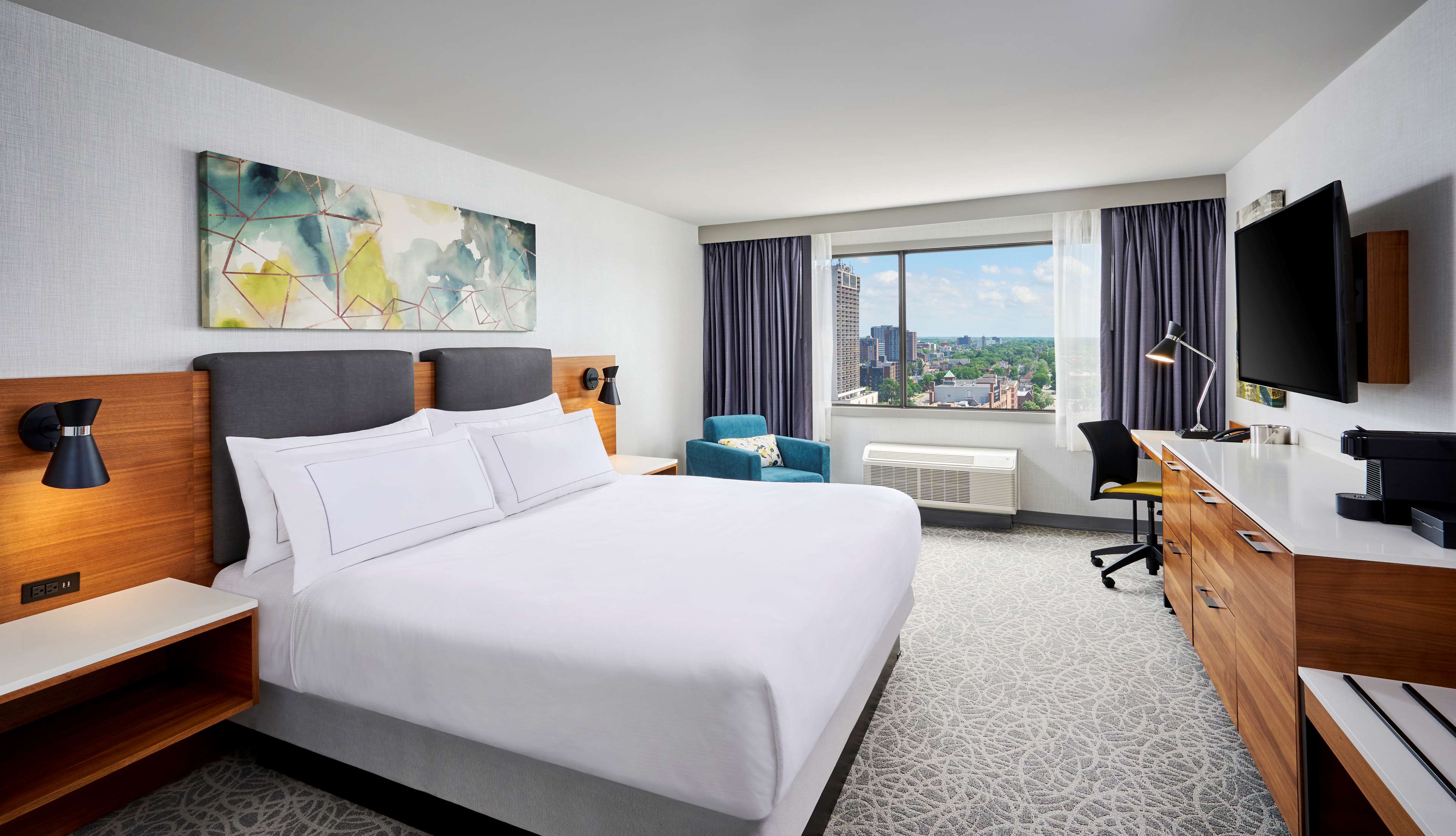 DoubleTree by Hilton Windsor Hotel & Suites - Tap to explore photos
