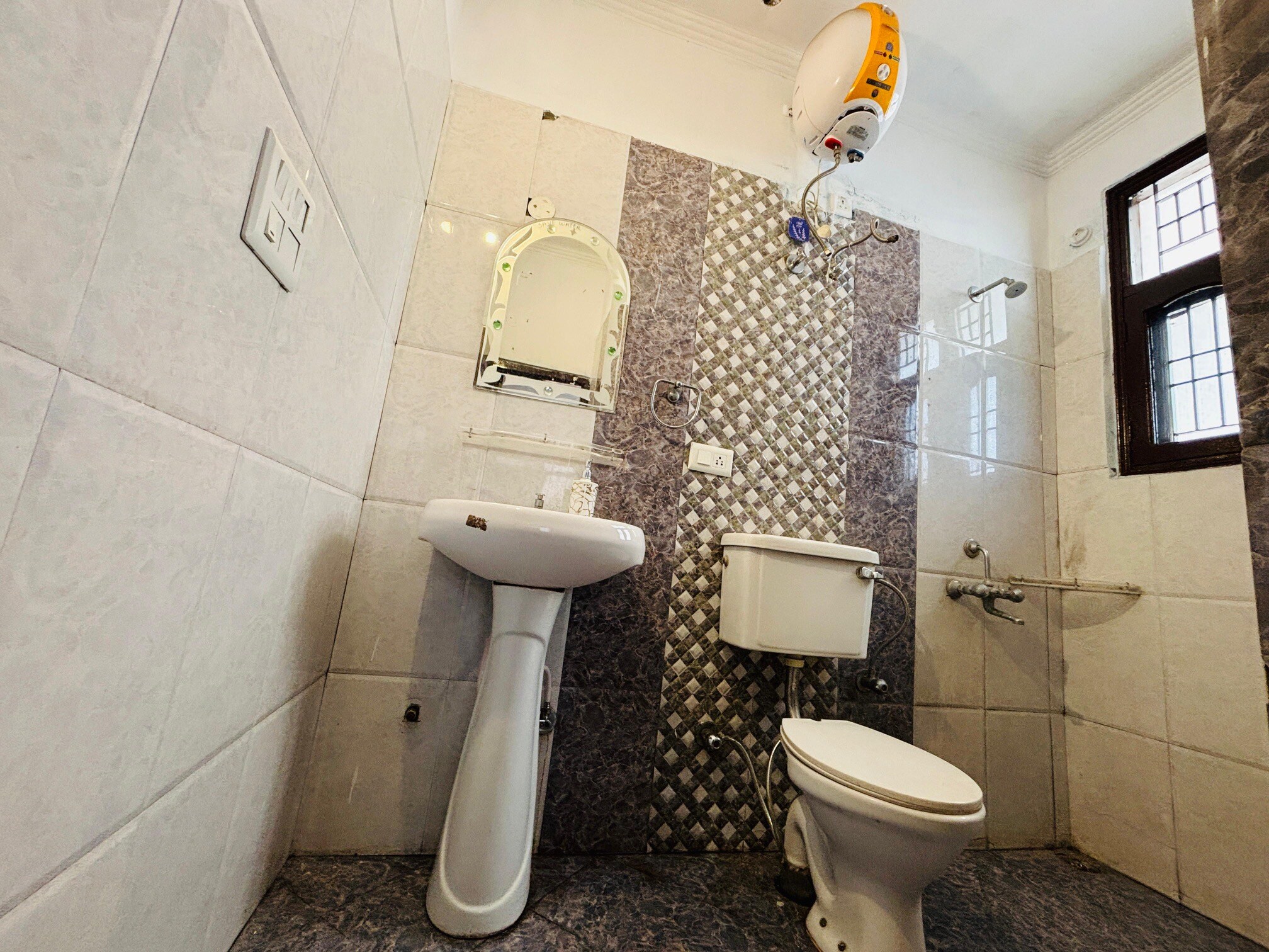 Wazir Homestay Barog - Tap to explore photos