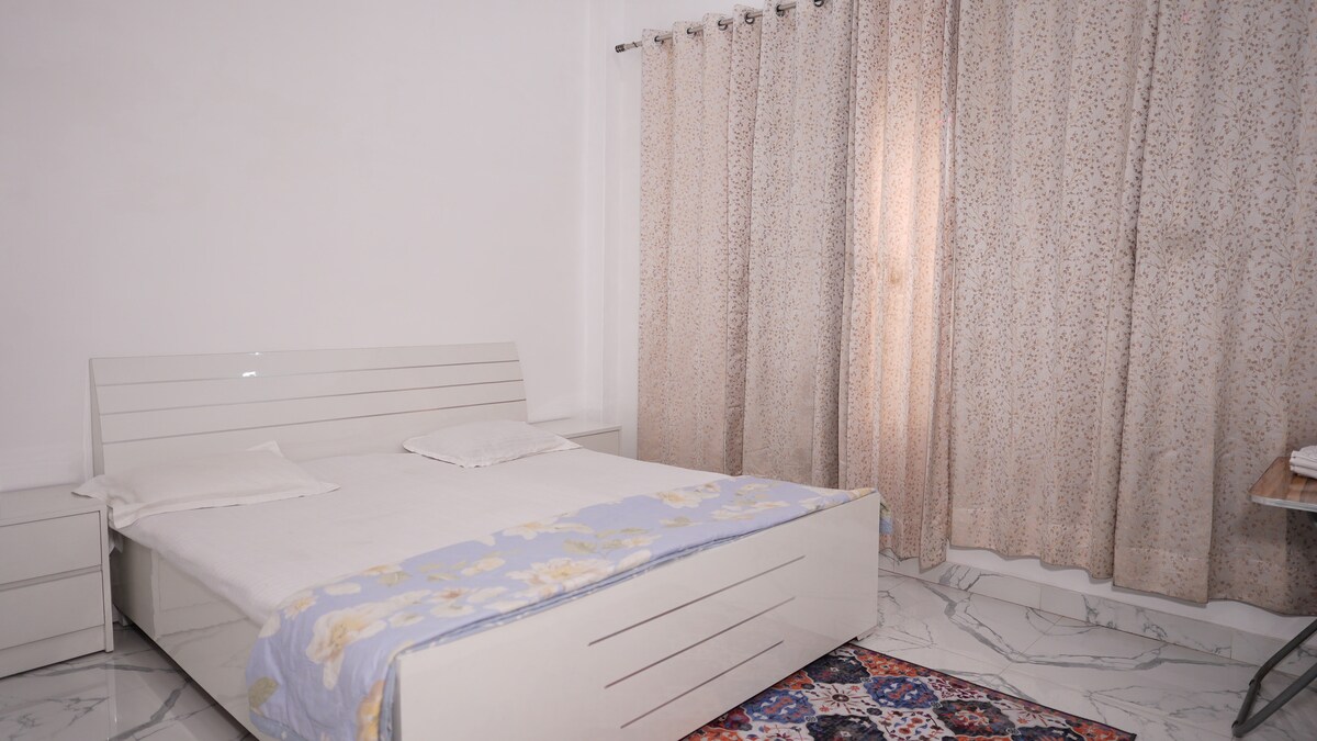 Om Paramhans Luxury Home Stay First floor - Tap to explore photos