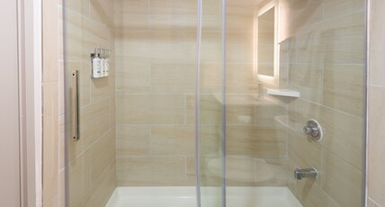 Holiday Inn Express PHILADELPHIA NE - BENSALEM Room Type - 1 King Standard
