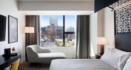 Canopy by Hilton Boston Downtown Room Type - 1 KING CORNER ACC TUB