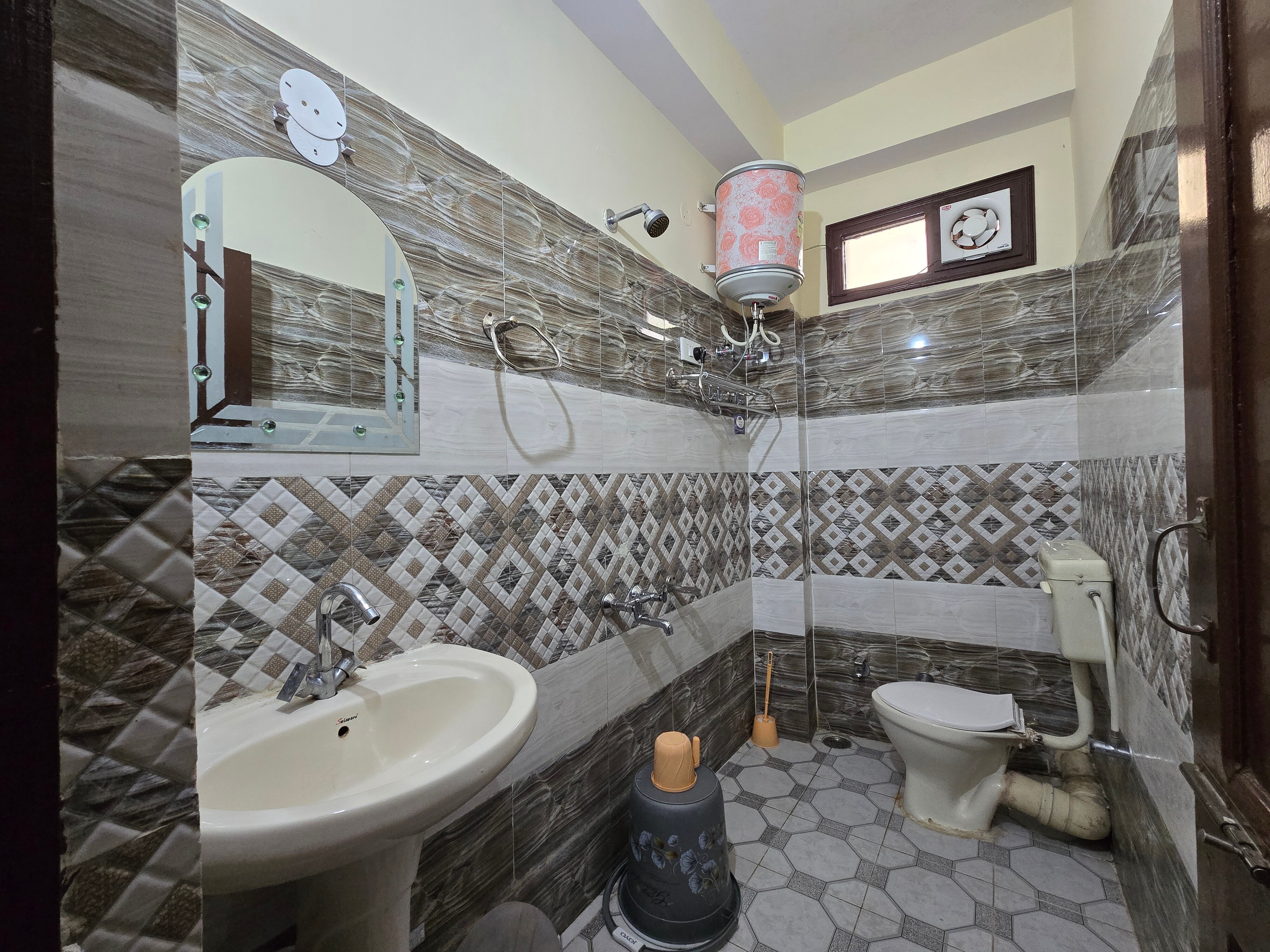 Sushant Residency Hotel Shimla - Tap to explore photos