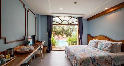 ROYAL PINEAPPLE HOTEL | A Welcome to Wealth and Good Fortune Room Type - Premier Pool Access