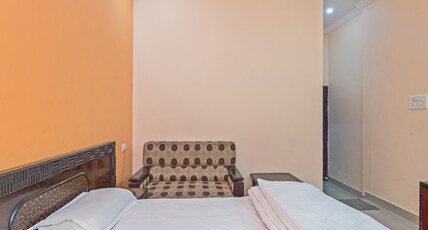 Aryan Hotel Room Type - Deluxe Room Ac Room (Unmarried couples and Local ID proof are strictly not allowed)