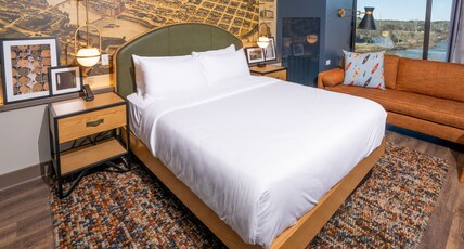 Hotel Indigo COLUMBUS AT RIVERFRONT PLACE Room Type - 1 King Bed Standard River View