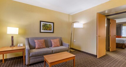 Best Western Plus Scottsdale Thunderbird Suites Room Type - Suite-1 King Bed, Non-Smoking, Separate Bedroom, Wet Bar, Sofabed, Full Breakfast