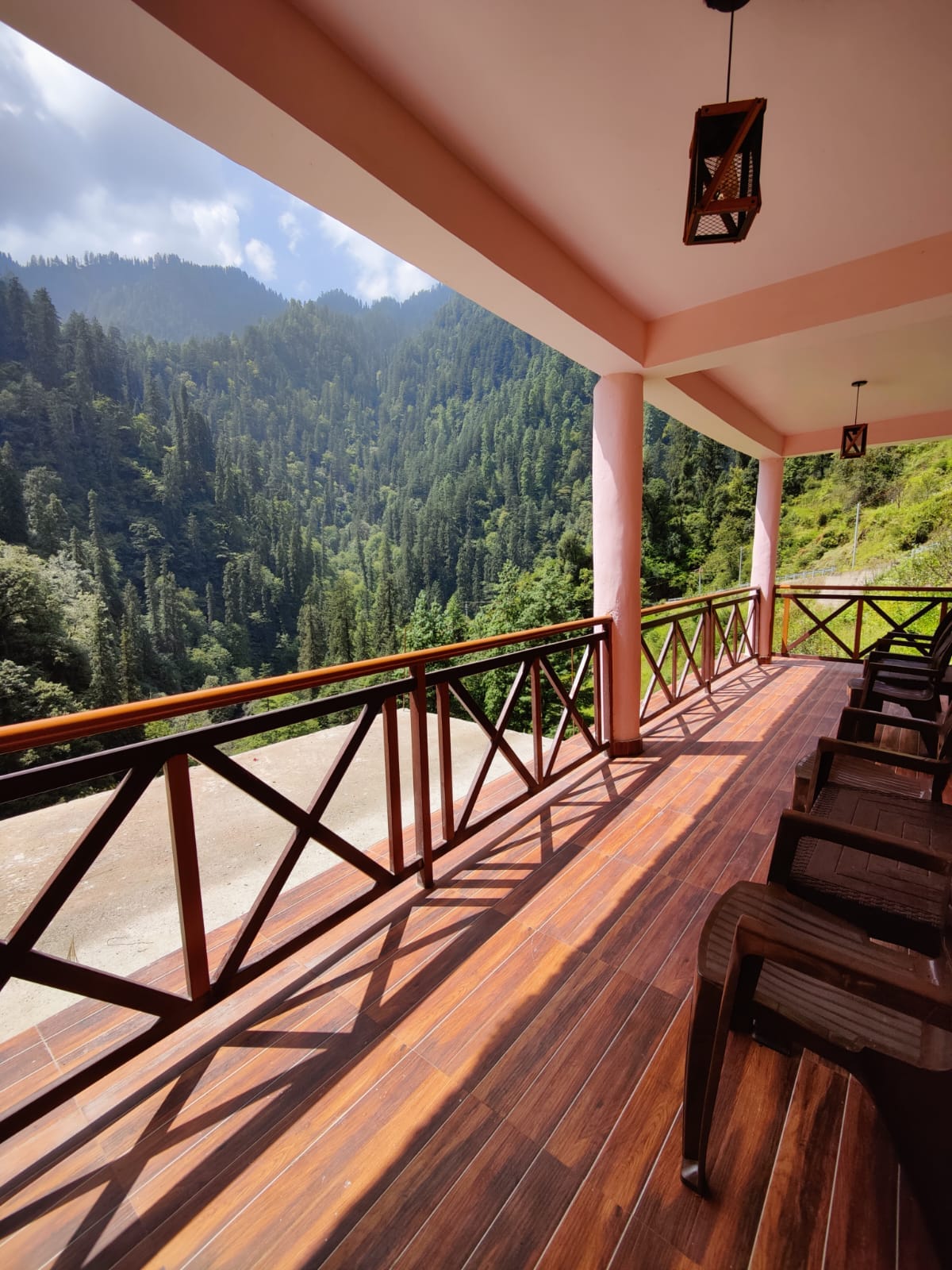 YOLO Hostel and Stay Jibhi - Tap to explore photos