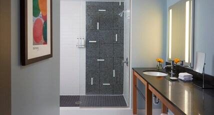Kimpton SHOREBREAK RESORT, an IHG hotel Room Type - 1 King Communications Mobility Accessible Tub
