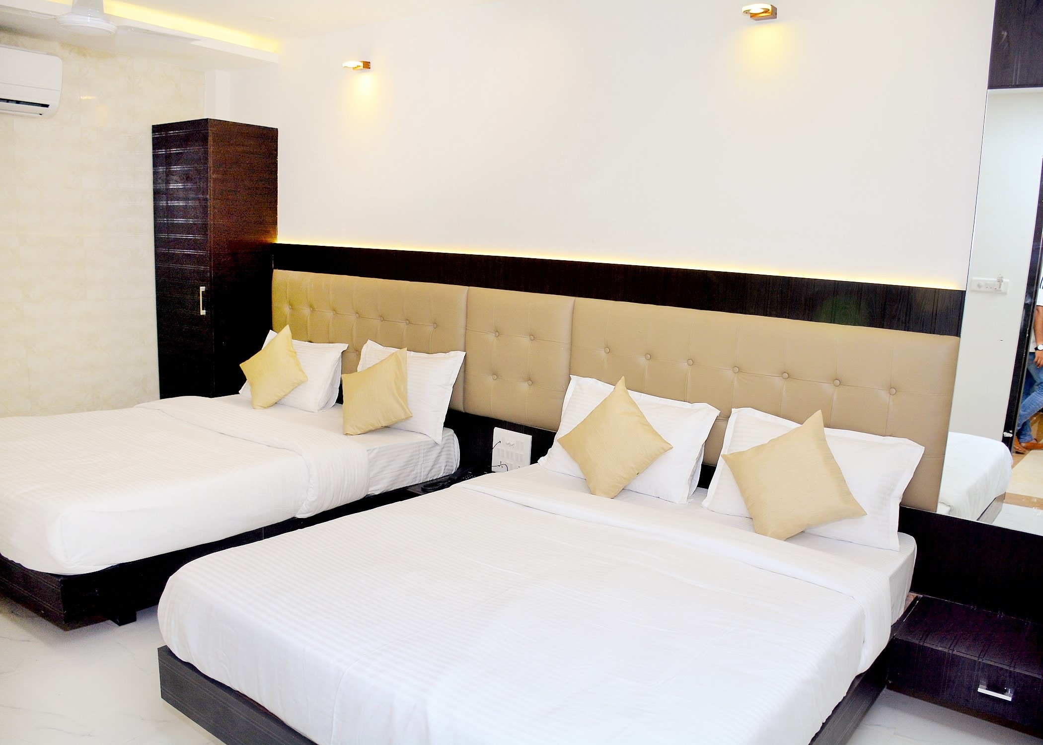 Hotel BKC Palace Inn - Near U.S. Consulate - Tap to explore photos