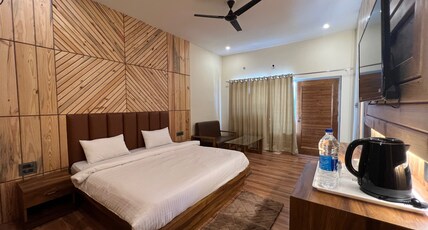 Anant Vilas Resort - Near Kainchi Dham -Luxury Mountain View Stay Room Type - Luxury Room