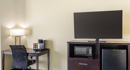 Best Western Plus Pratt Room Type - 1 King Bed, Non-Smoking, Kitchenette, Microwave And Refrigerator, 42 Inch Led Television, High Speed Best Western Plus Pratt Room Type - 1 King Bed, Non-Smoking, Kitchenette, Microwave And Refrigerator, 42 Inch Led Television, High Speed