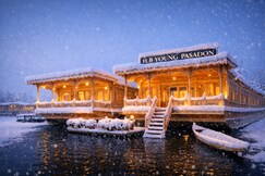 Young Pasadon Houseboat